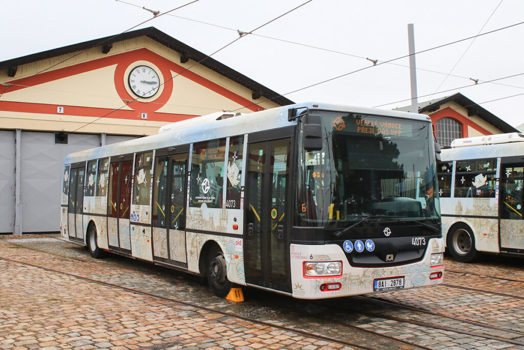 毎年恒例・期間限定の艶やかなヤツ!!　チェコのクリスマスイルミネーション付きバスが煌びやかすぎる!!
