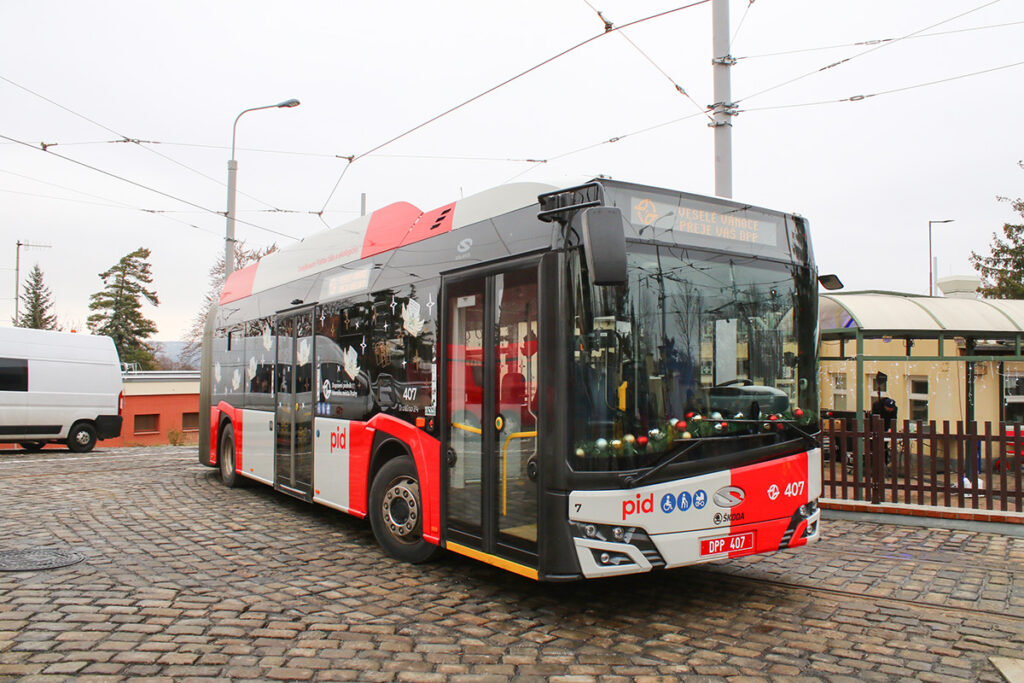 プラハ市のクリスマス装飾バス(3車体連節トロリーバス)。外装のラッピングはないが、窓に可愛いステッカーとダッシュボードには飾り付けが