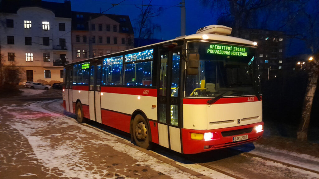 保存されている旧型バスにも車内にイルミネーションが取り付けられていた