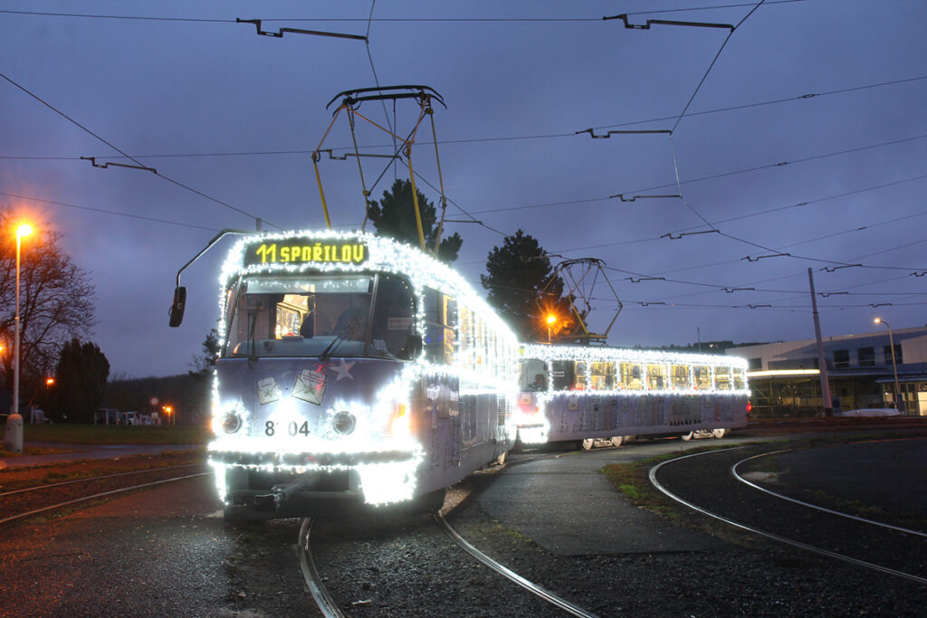 バスと打って変わってド派手な電飾をこれでもかと取り付けたトラム。暗い夜道で驚くほど目立っていた