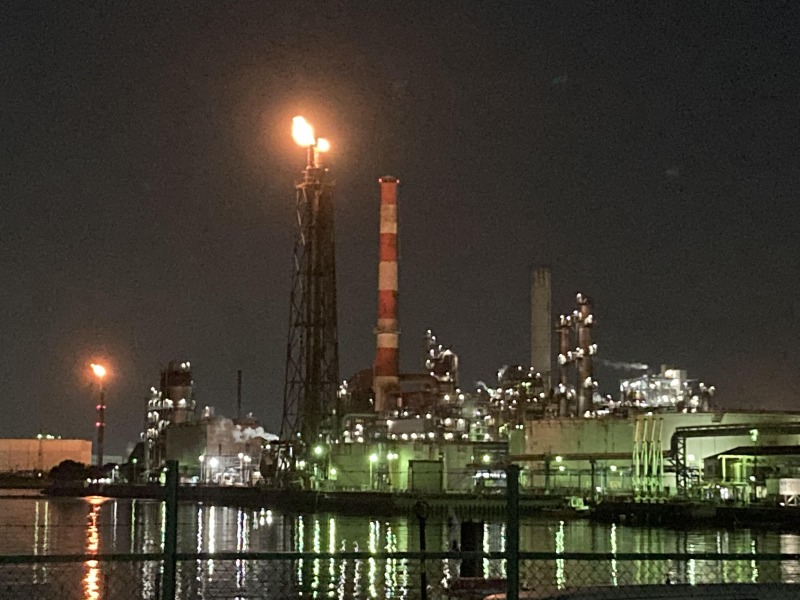 工場夜景の醍醐味はライトと炎の光だ！