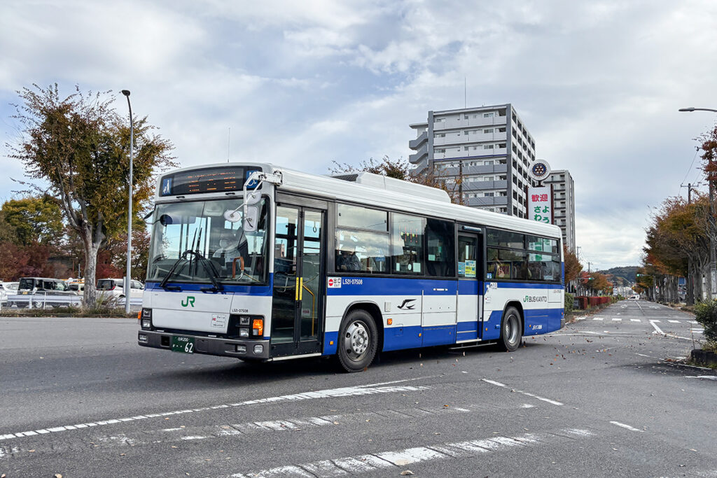 磐城棚倉駅へ向かう白棚線が新白河駅前にやってきた