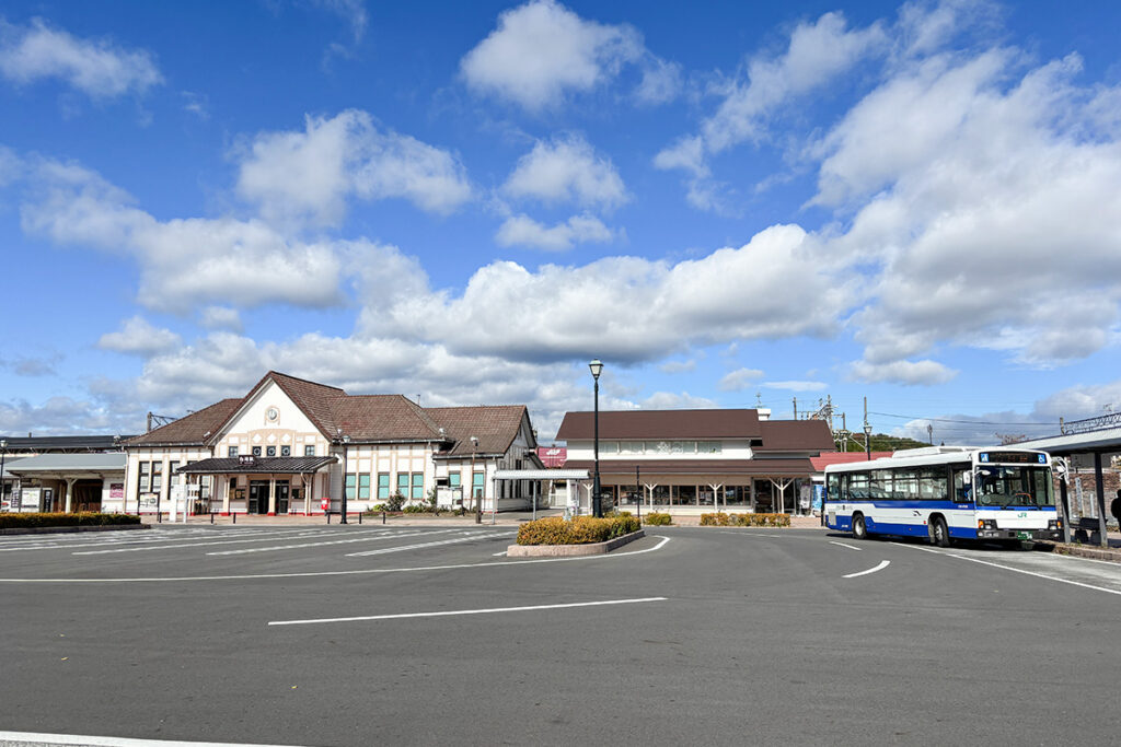 白河駅前のロータリーに白棚線が乗り入れる