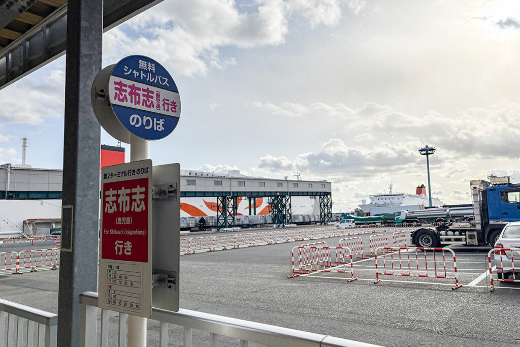 第1ターミナルのボーディングブリッジ途中に第2ターミナル行きのシャトルバス乗り場がある