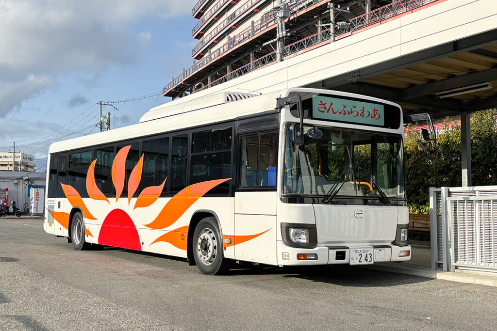 船体に合わせた太陽マークがよく目立つ