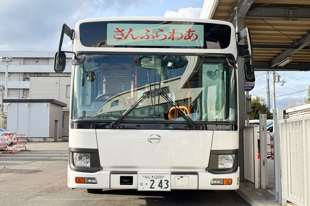 用途が決まっているため行先表示器の部分は固定式