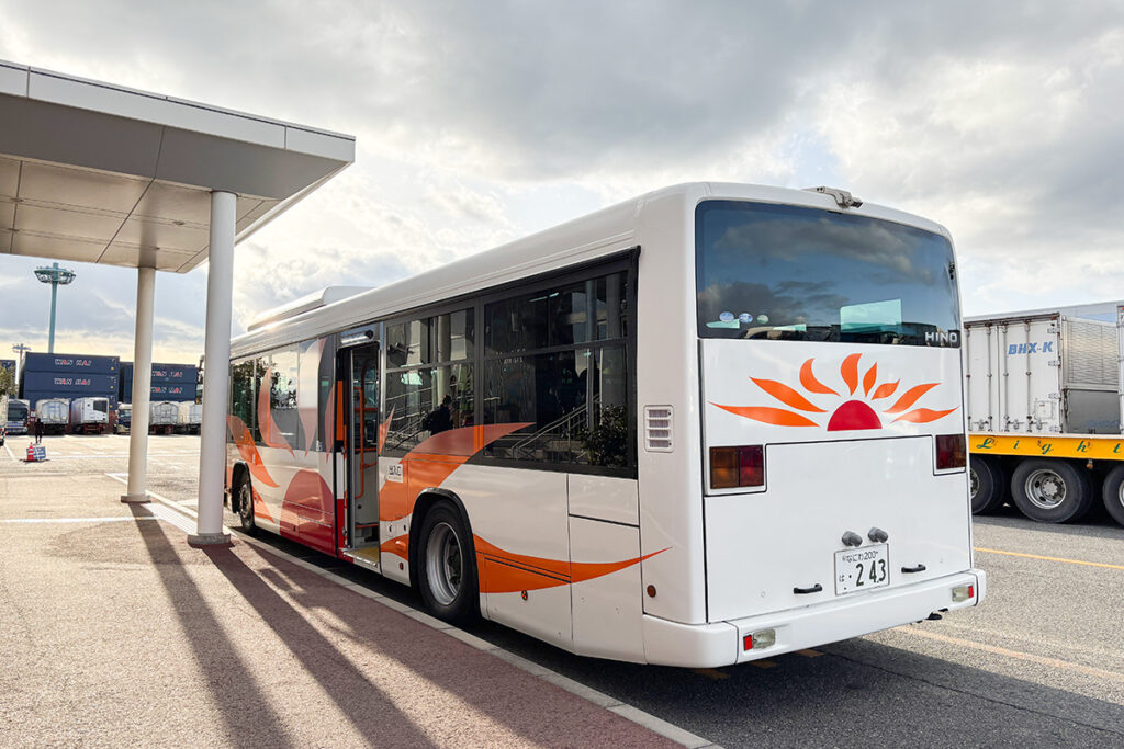 約5分で第1→第2ターミナルに到着。車体の後ろにも太陽マークが