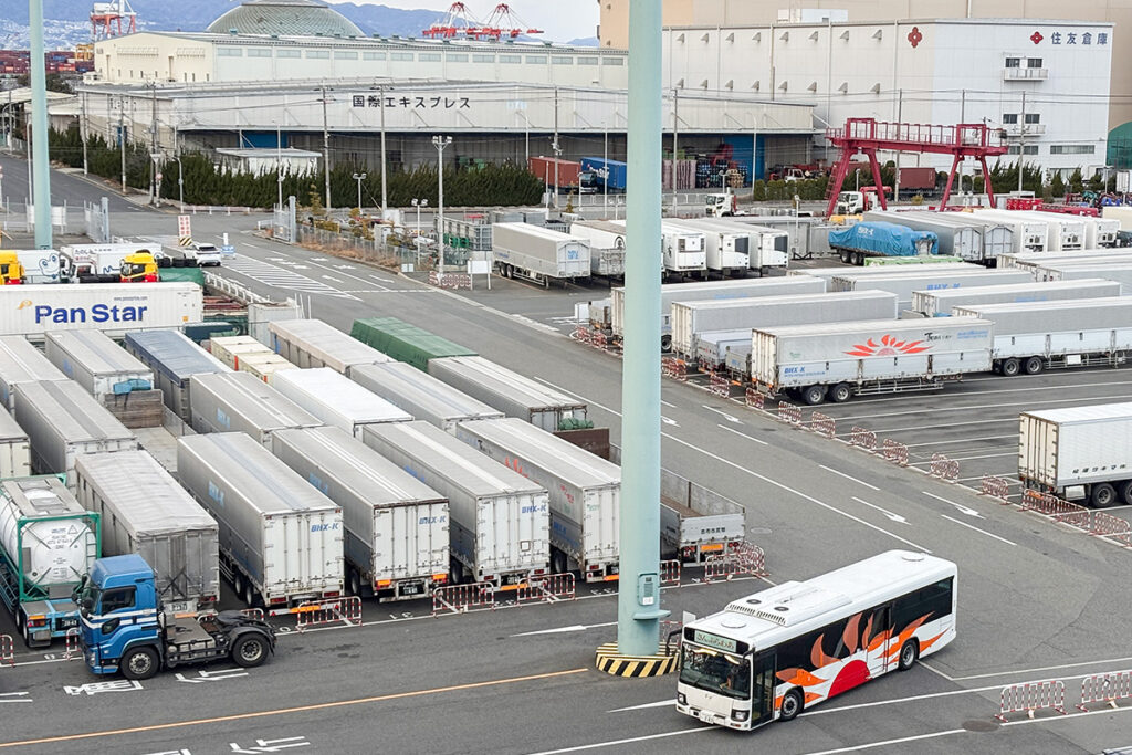 出港までしばらくの間、循環するようにシャトルバスが港内を走る