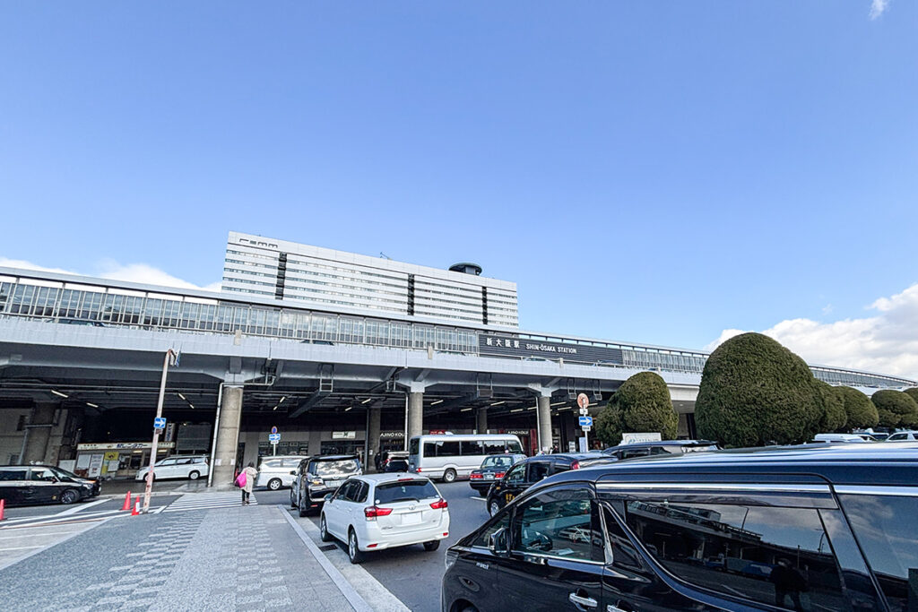 新大阪駅南口より駅舎を眺めてみると、スケールの大きさに圧倒される