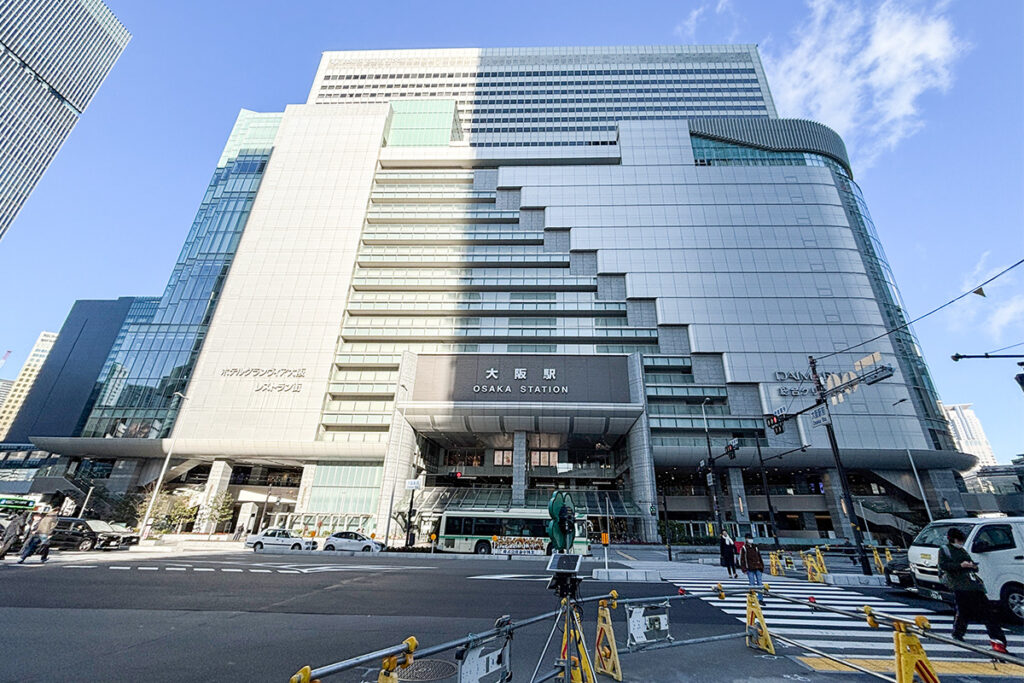現在の大阪駅駅舎は5代目。壁のような駅ビルが聳える