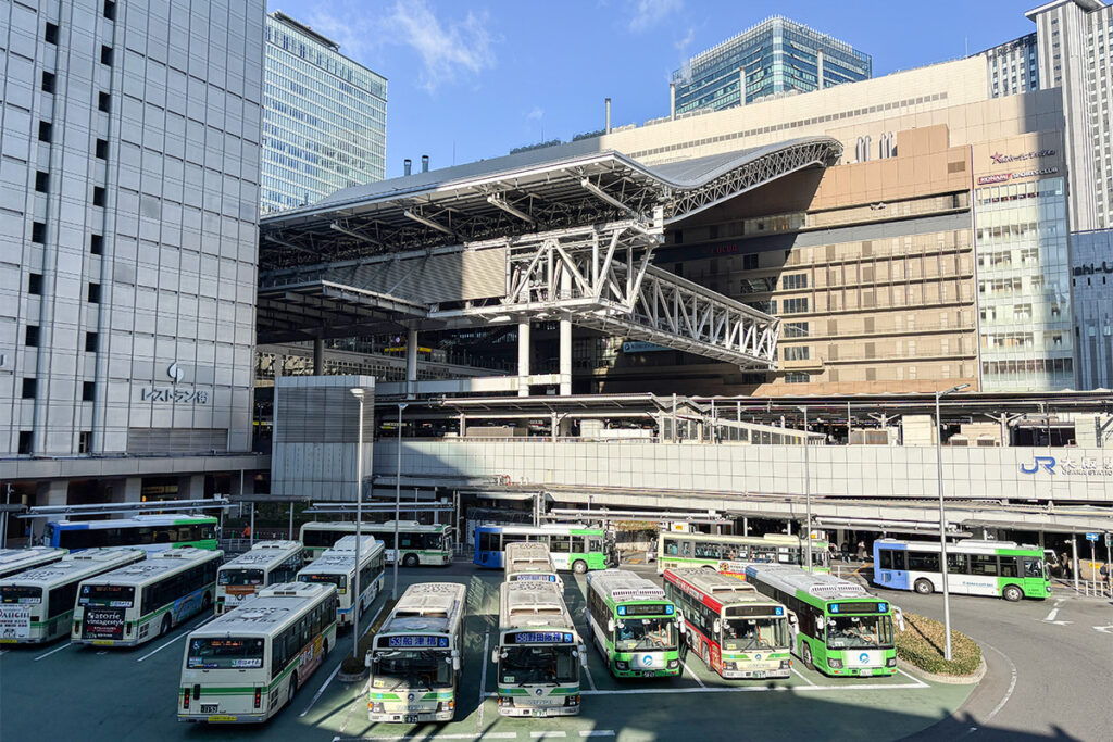 ビルに挟まれた大阪駅ホームと駅前バスターミナル