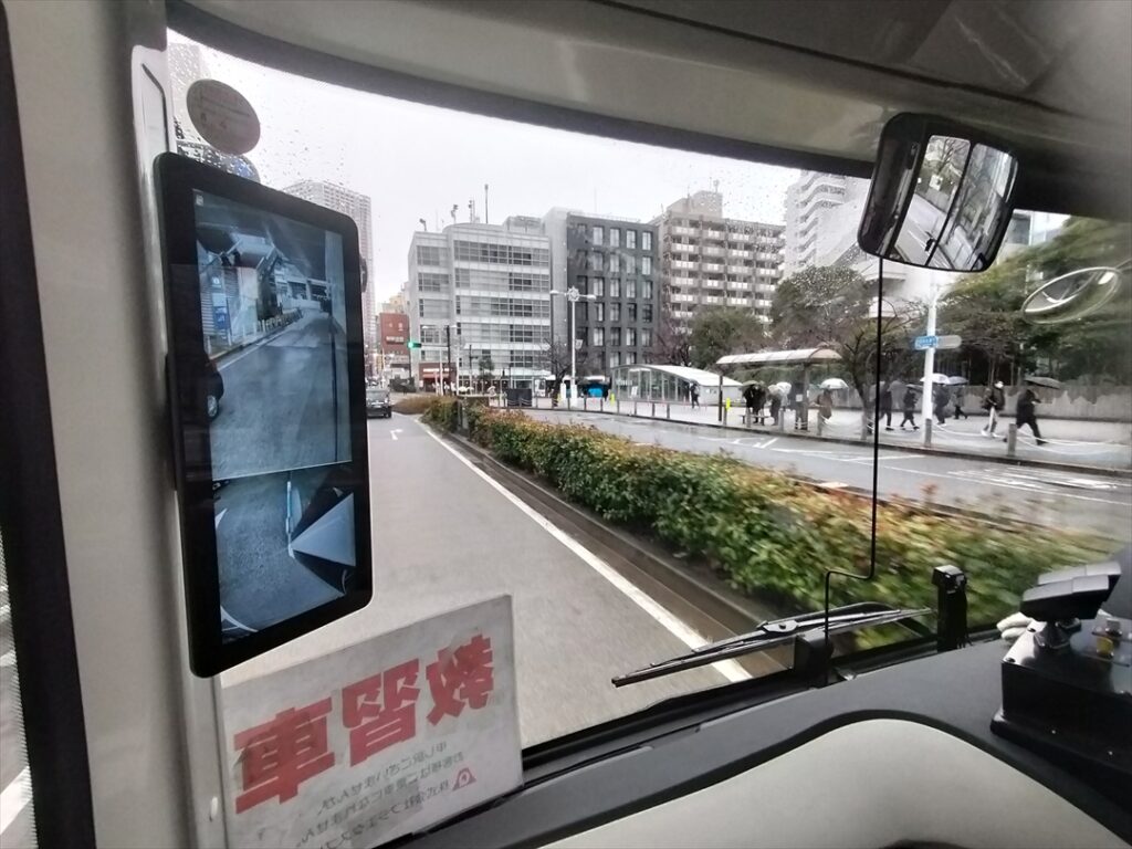 ミラーとモニターで死角を極力カバーする工夫