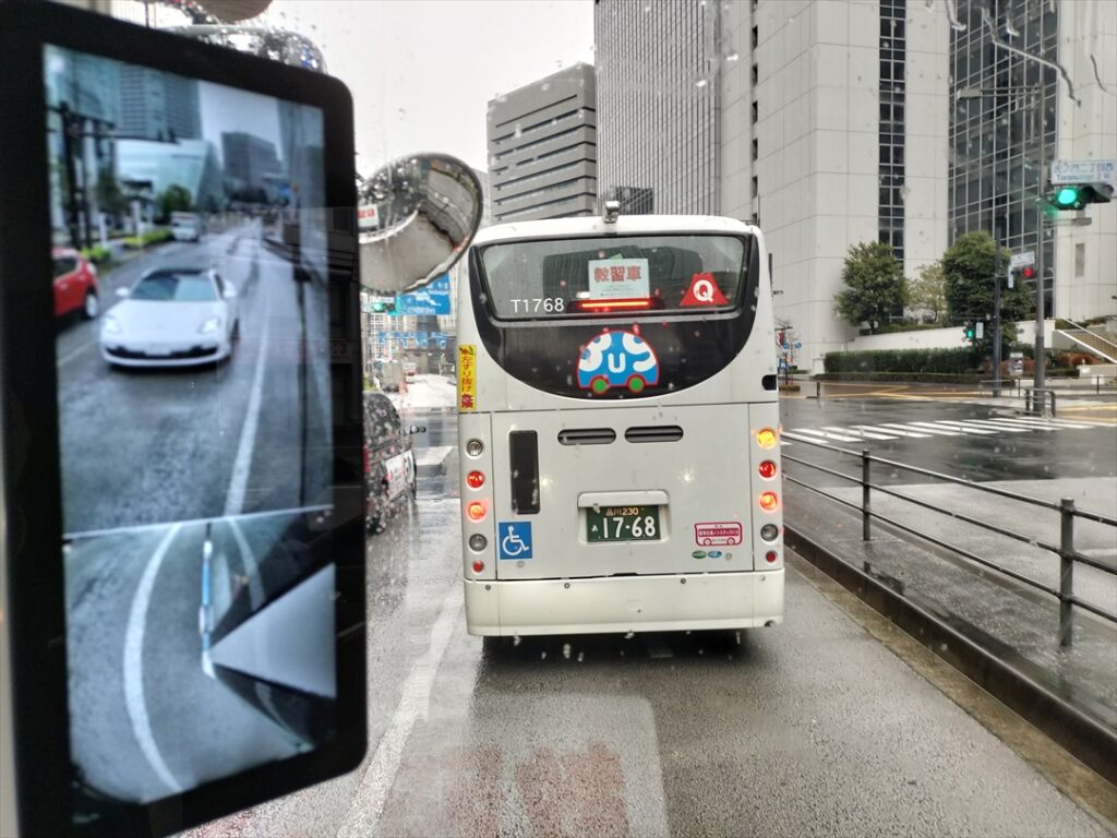 小型車の教習車が重なることもある
