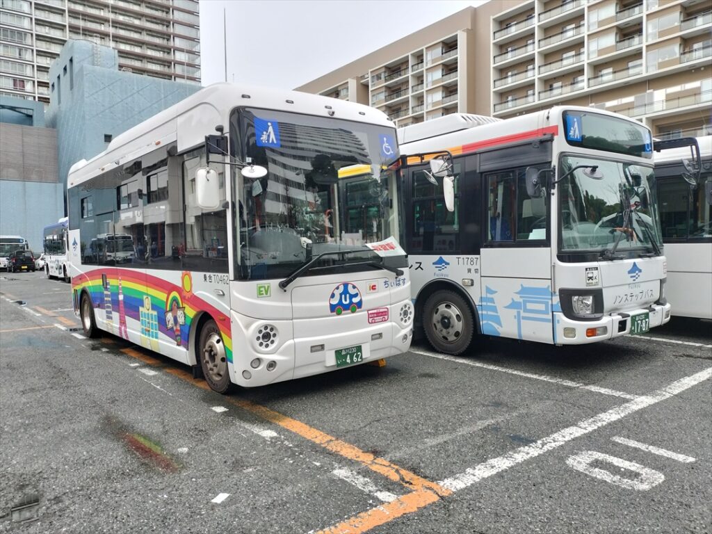 実は中型車よりホイールベースは長い!