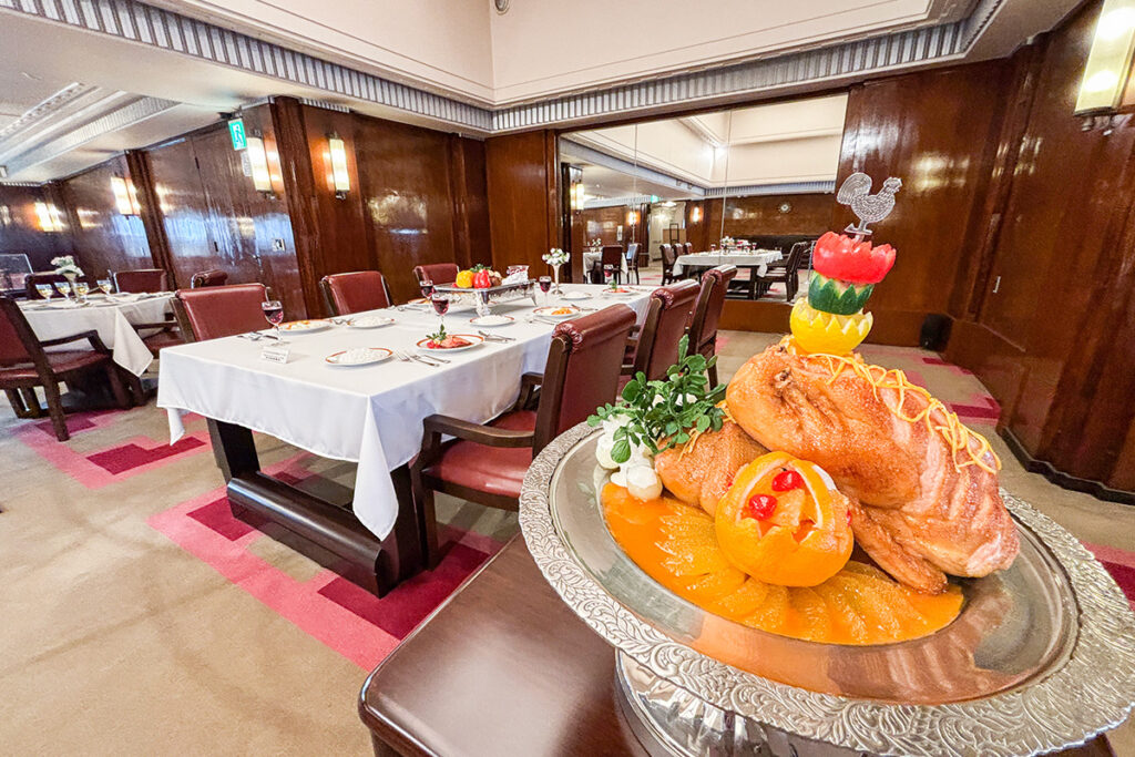 氷川丸船内にある1等船客向け食堂。いかにもな食品サンプルの飾り付けが楽しい