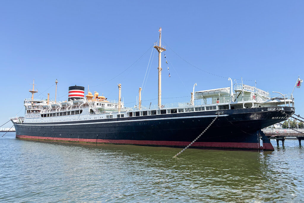 比べてみると輝かしい古さが際立つ!?　港町ヨコハマのシンボル「氷川丸」vs. 同世代の公共交通機関