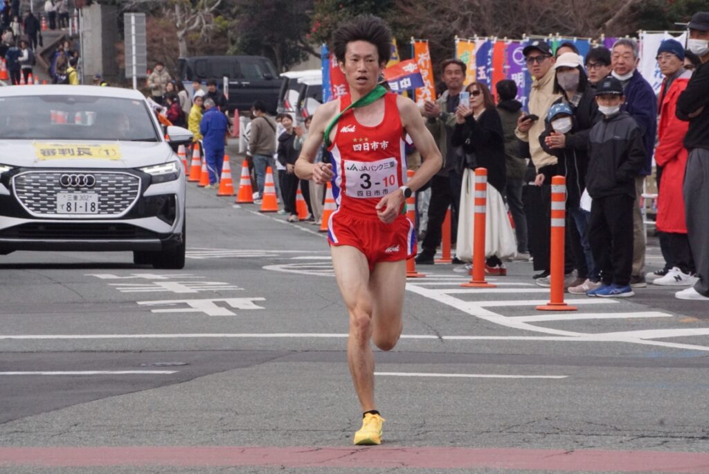 ゴールに向かう四日市市チーム