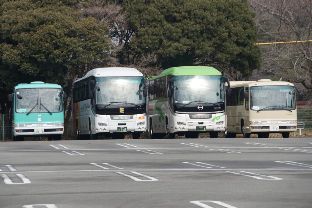 中型車に挟まれた大型車？