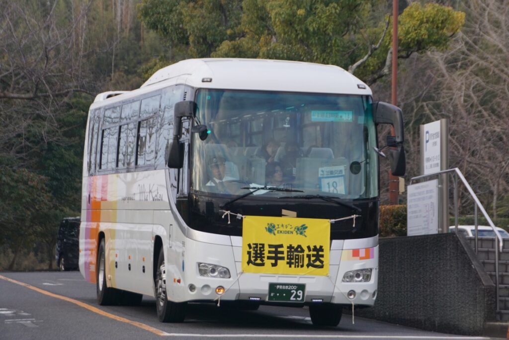 選手輸送18号車の三重交通