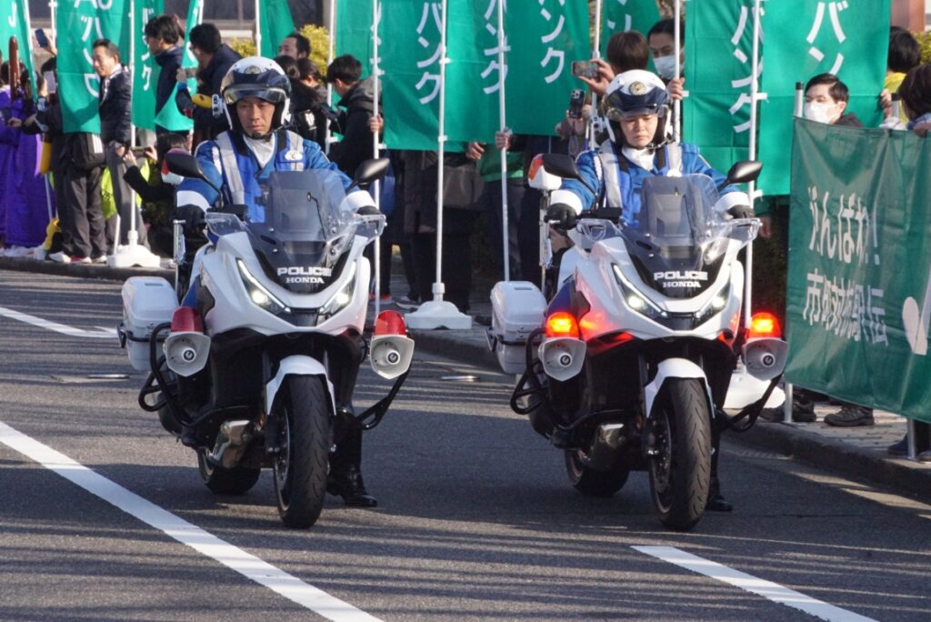 お馴染み白バイの先導