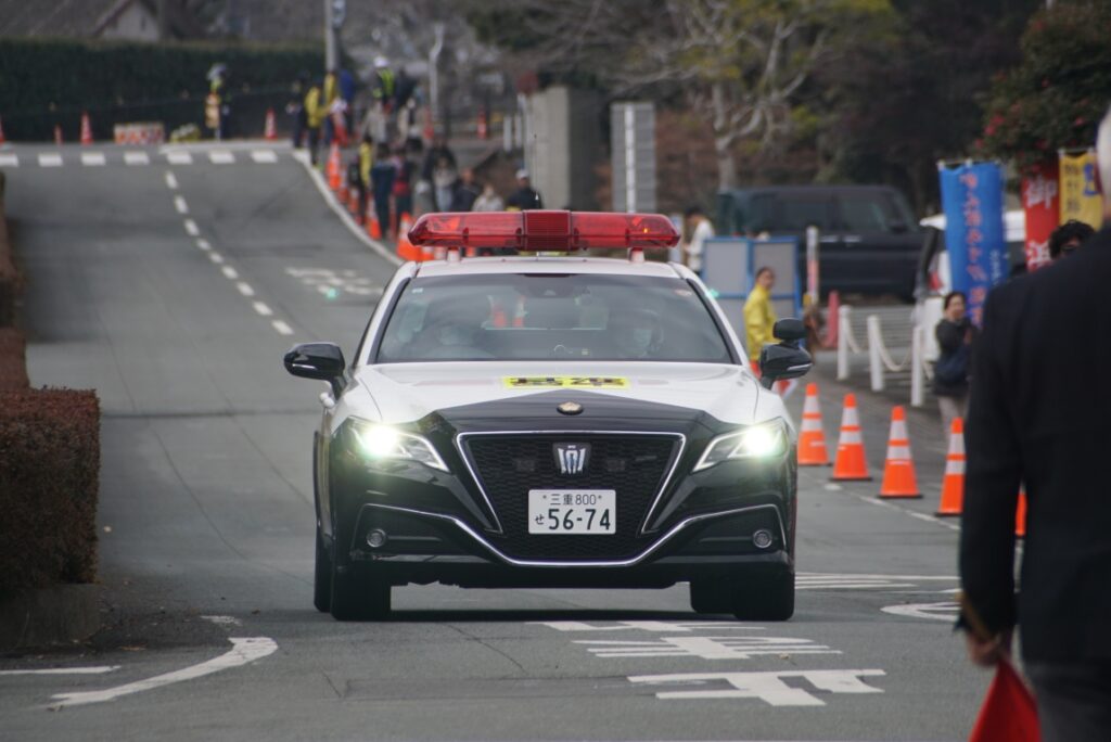 白バイとともにパトカーも活躍する