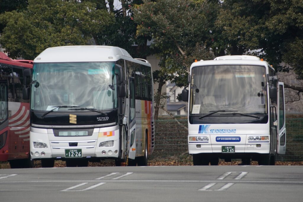 並べると同じハイデッカー車でも大型と小型の違いがよくわかる