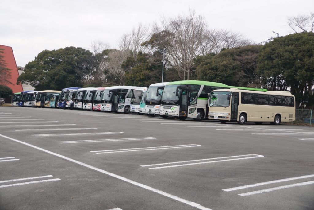 各市町がチャーターしたバスが並ぶ