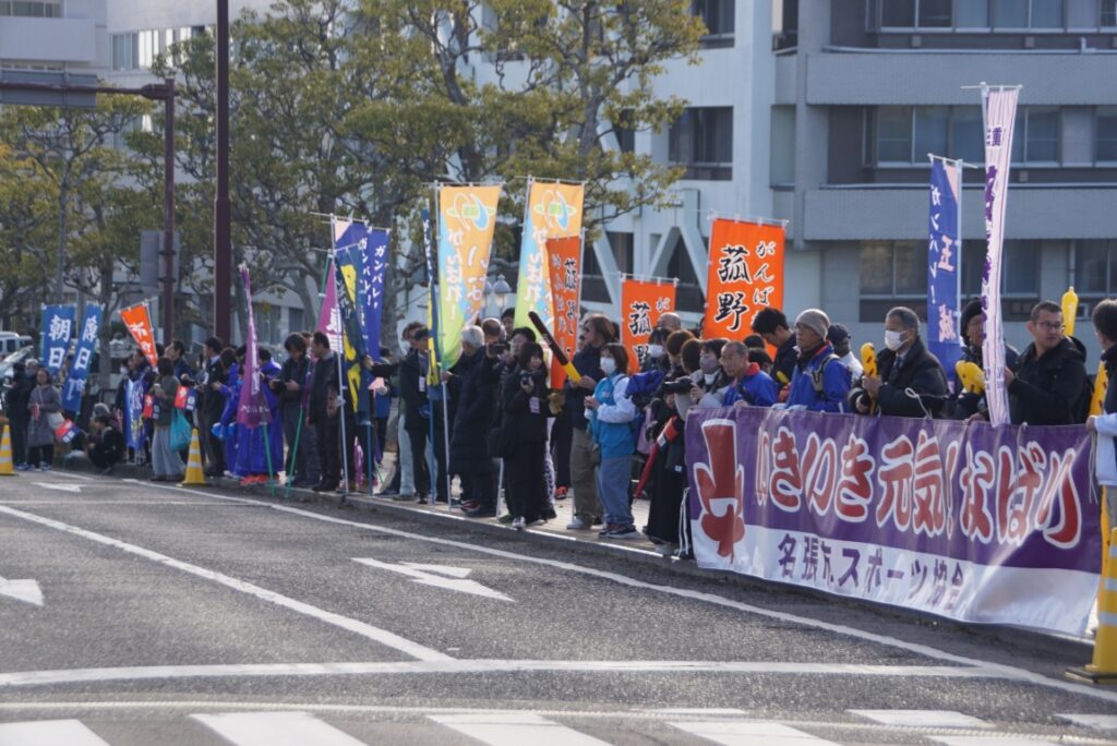 沿道の各市町応援団も熱い戦いだ！