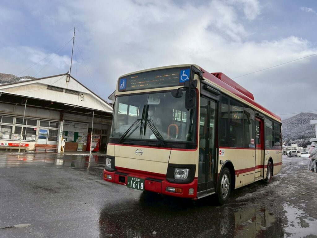 乗るのは貸切車だけど路線車も好き