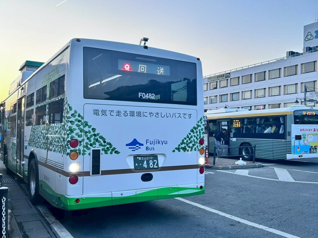 電気バスがバックしてくる！オ～ライで～す！