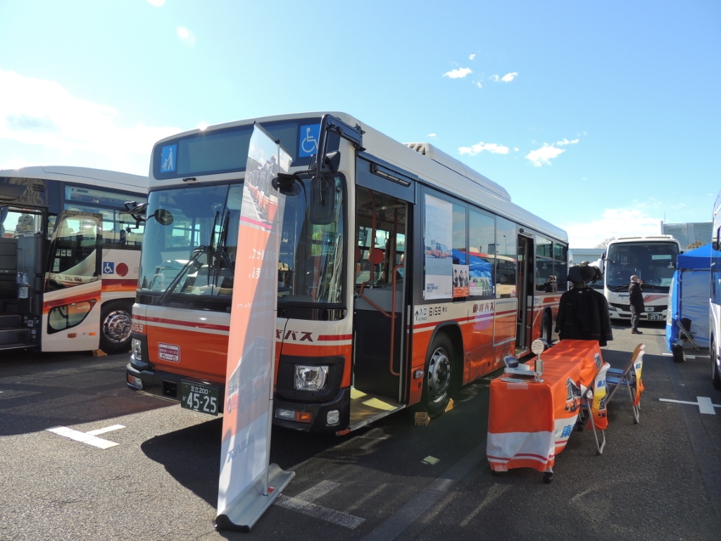 東武バスはお馴染みのオレンジ色の路線車で登場していた
