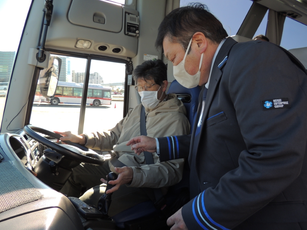 運転方法を教えてもらいながら挑戦する