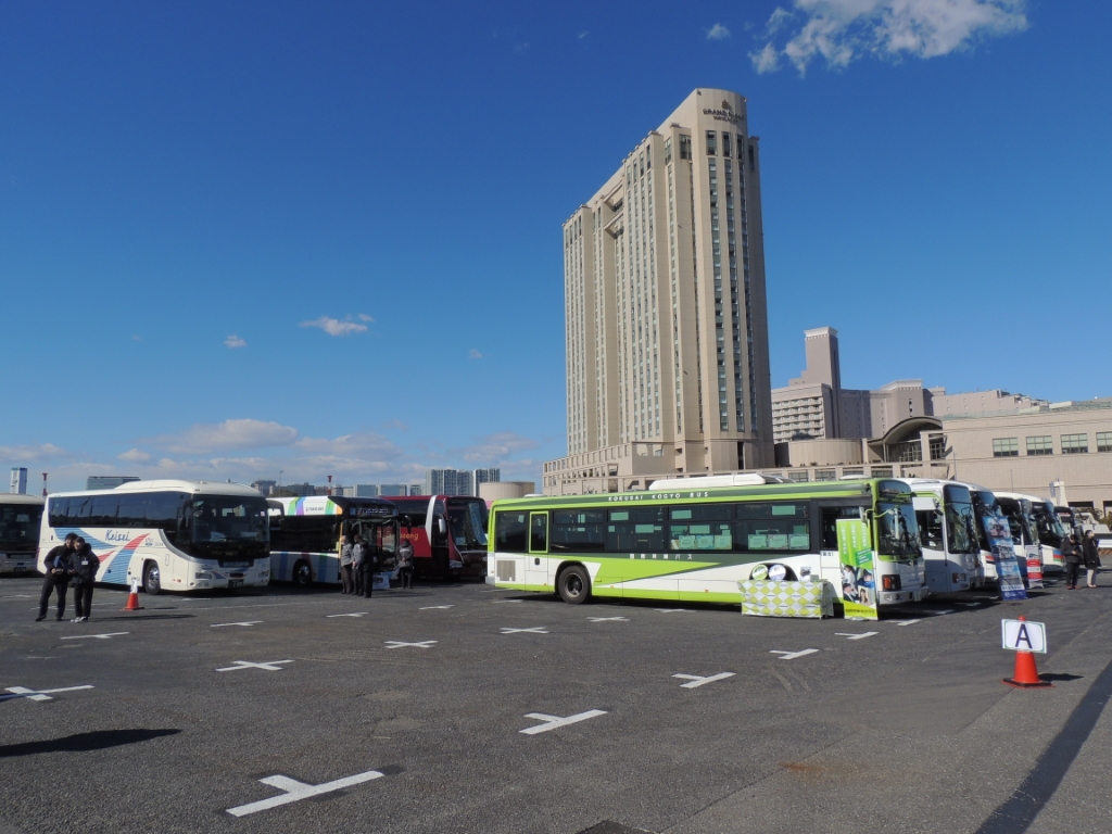 会場には各社のバスが並ぶ。ほかじゃちょっと見られない光景だ!!