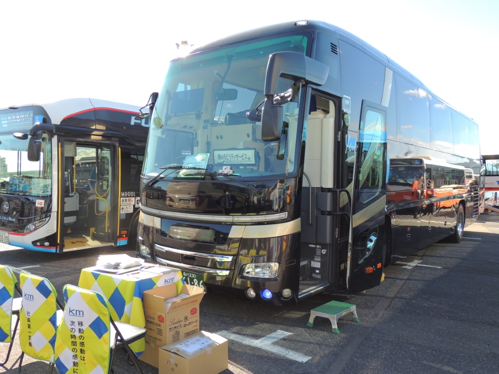 kmモビリティサービス。観光・貸切の会社はさすが、スーパーハイデッカーが登場