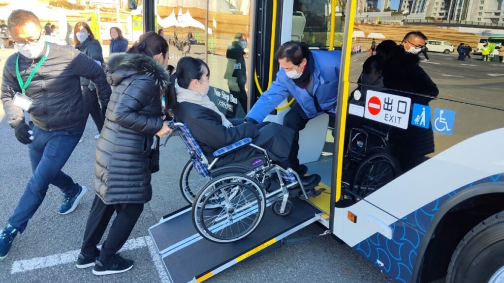 バリ雨フリーの体験デモンストレーション、車椅子用のスロープ