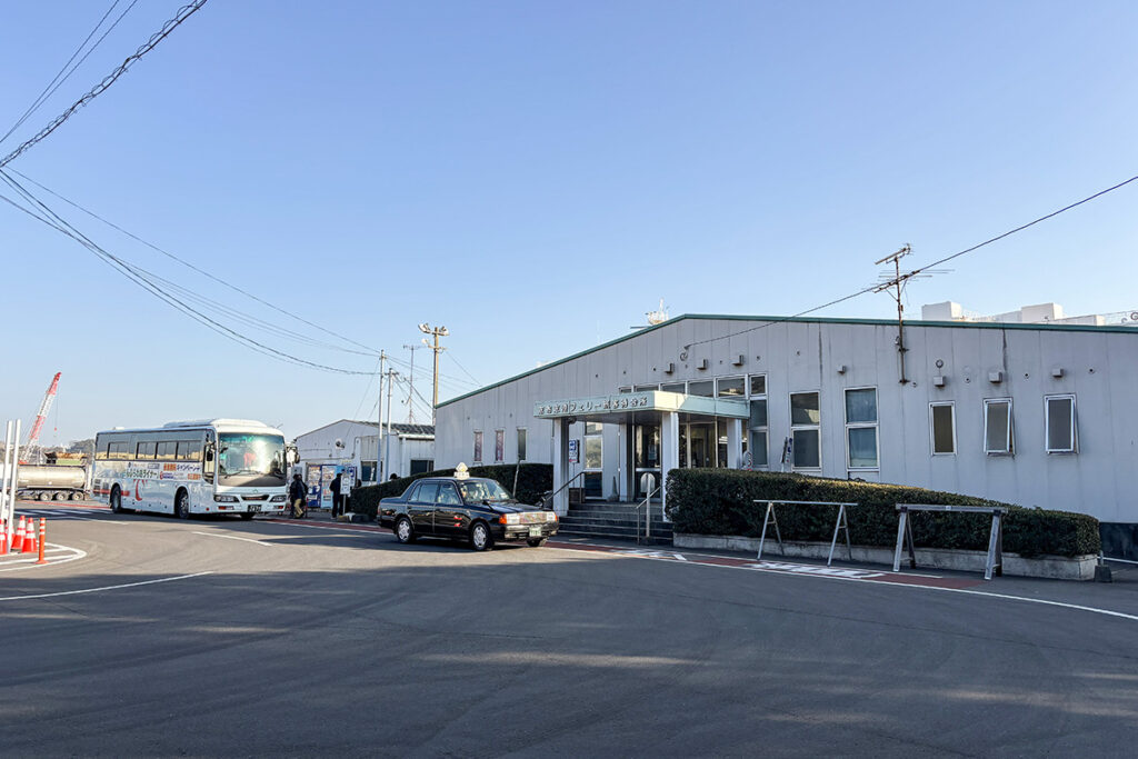 ターミナル内にはタクシーもやってくる模様