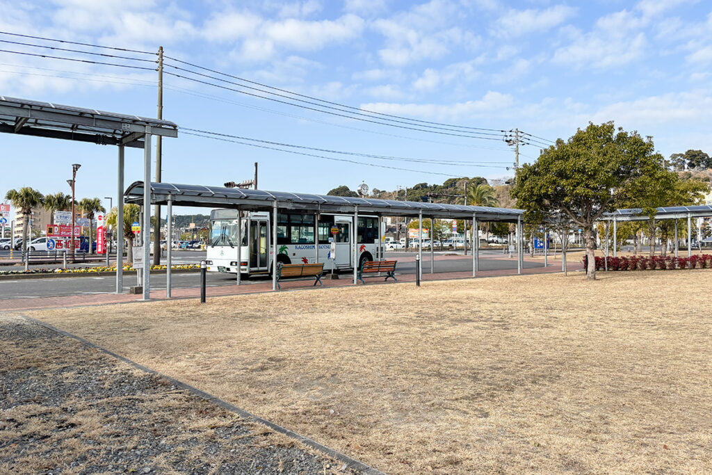 志布志駅前には各方面へ向かうバス路線の乗り場が併設
