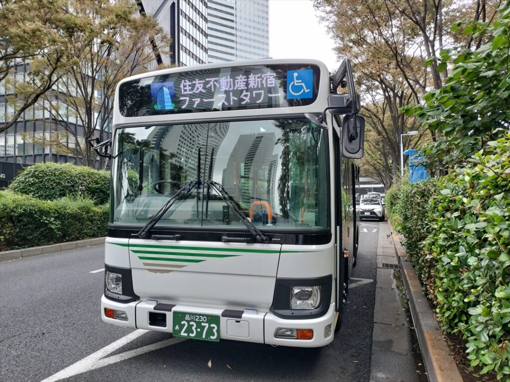 シャトルバスも運転士交代時に休憩が多いが車両を駐車して休憩することも営業所に戻ることもある