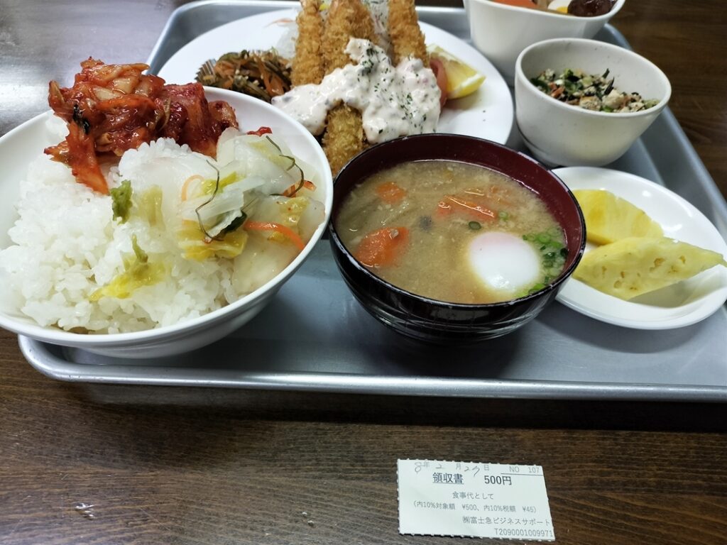 種類と量が多いのがありがたい社内食堂