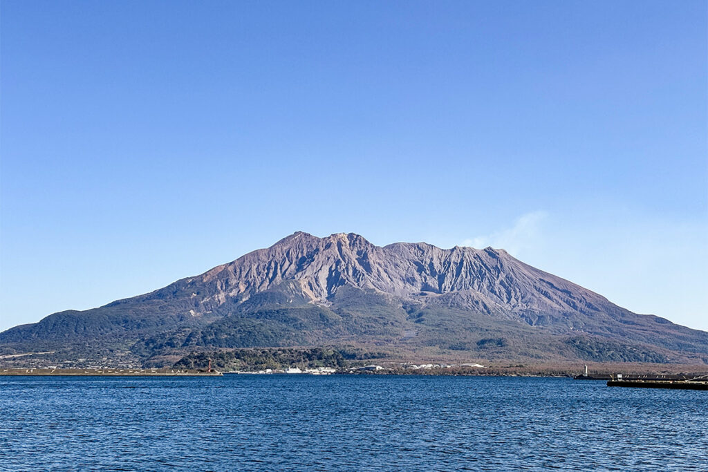 鹿児島市街地から桜島を眺める