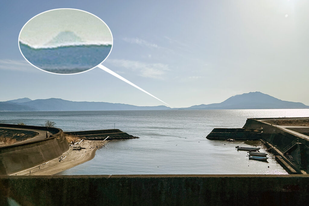 進行方向右側に鹿児島湾（それと日照り）。ほんのり開聞岳