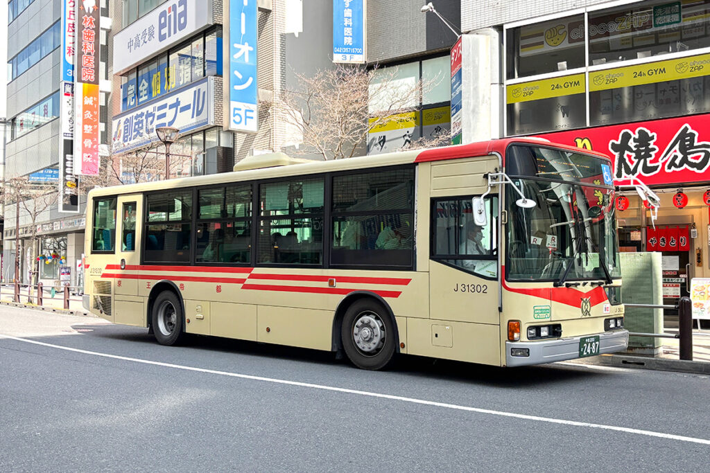 京王バスの復刻塗装（2台目）。1980年代のワンロマ車風