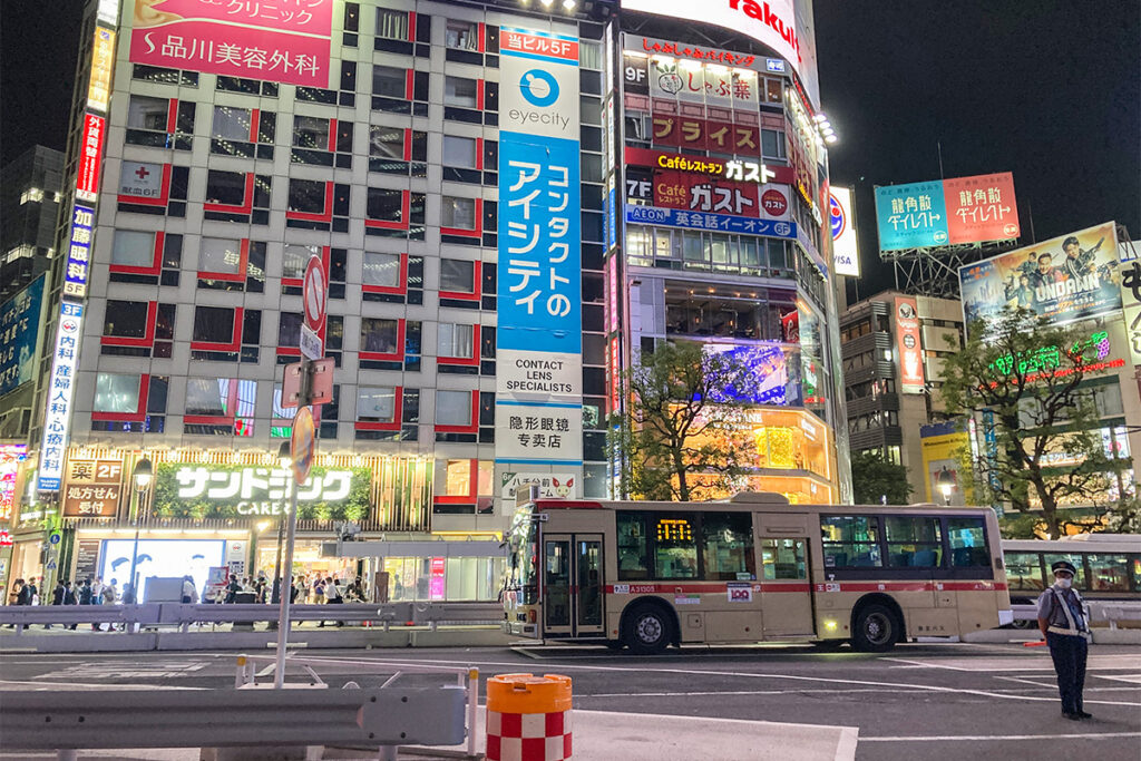 いつもと違う色合いをした京王バスの大型路線車が渋谷に現る