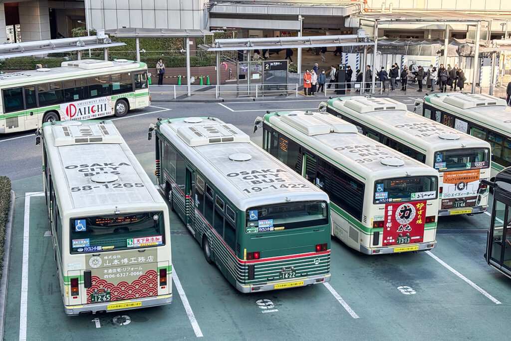 標準色に混じってゼブラバス復刻ラッピング車が活躍中