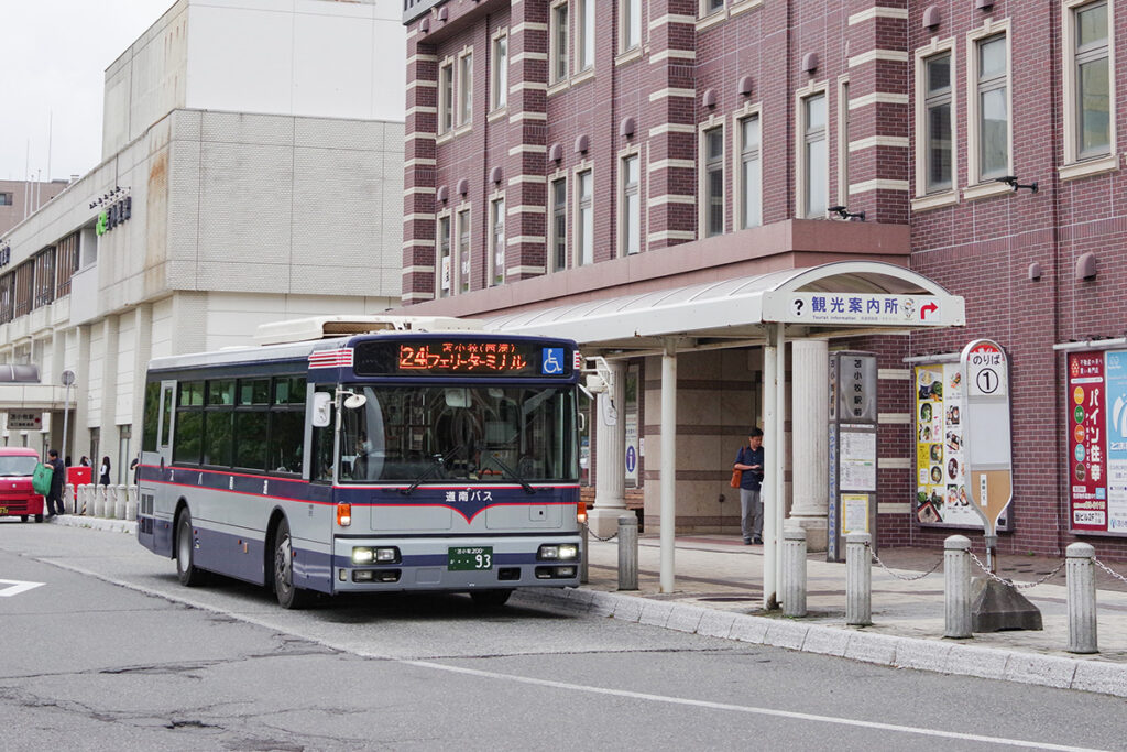 「道南バス」と書かれてはいるものの、緑系の標準色とは一線を画す存在感