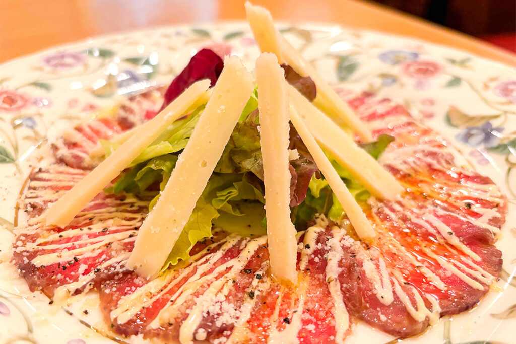 旅だからこそディナー無双をやっときたい(馬肉のカルパッチョ)