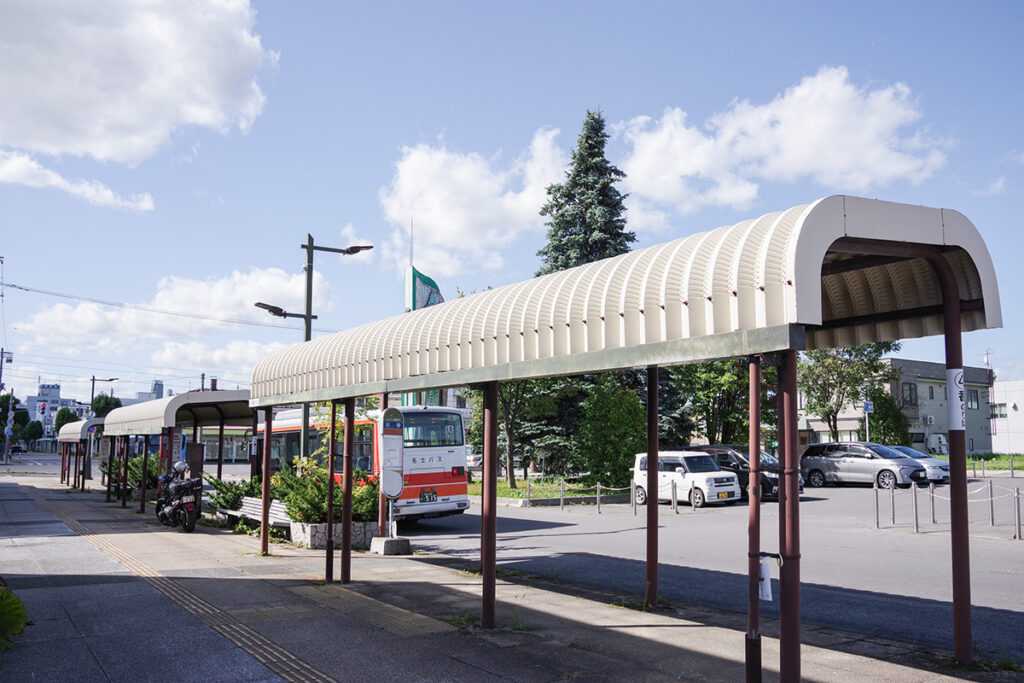 名寄駅前バス乗り場。写真手前のバースに深名線が発着している