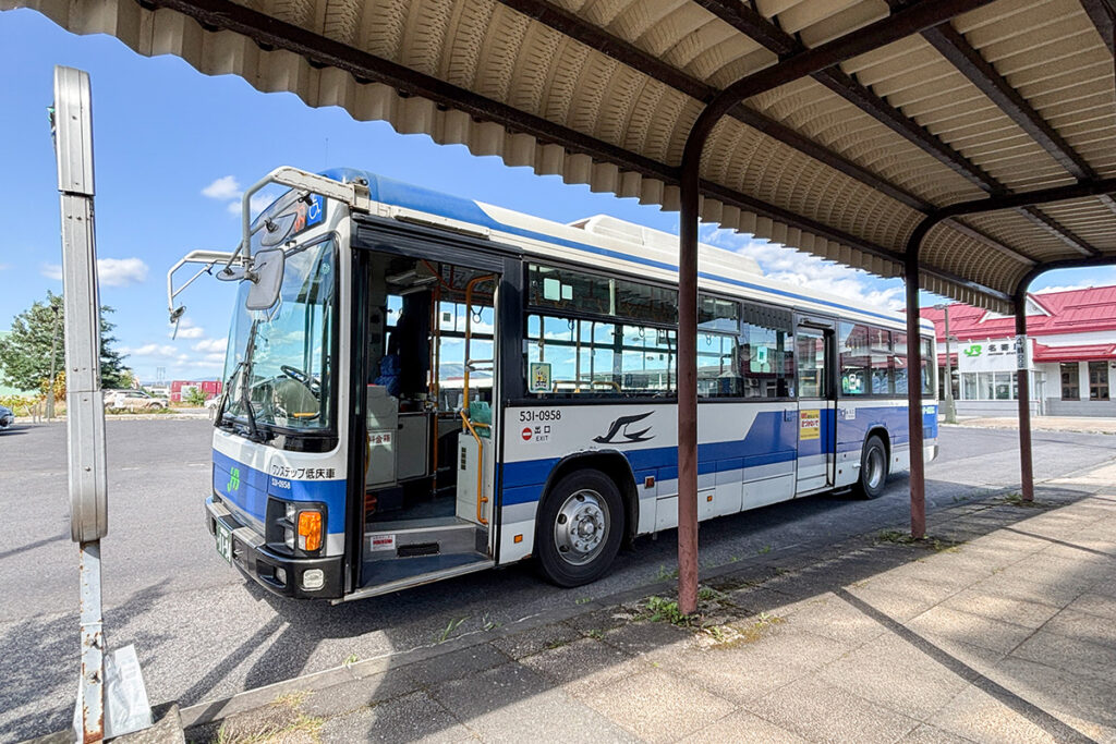 名寄駅前に乗り付けた深川行き深名線。大型路線車いすゞエルガでの運行