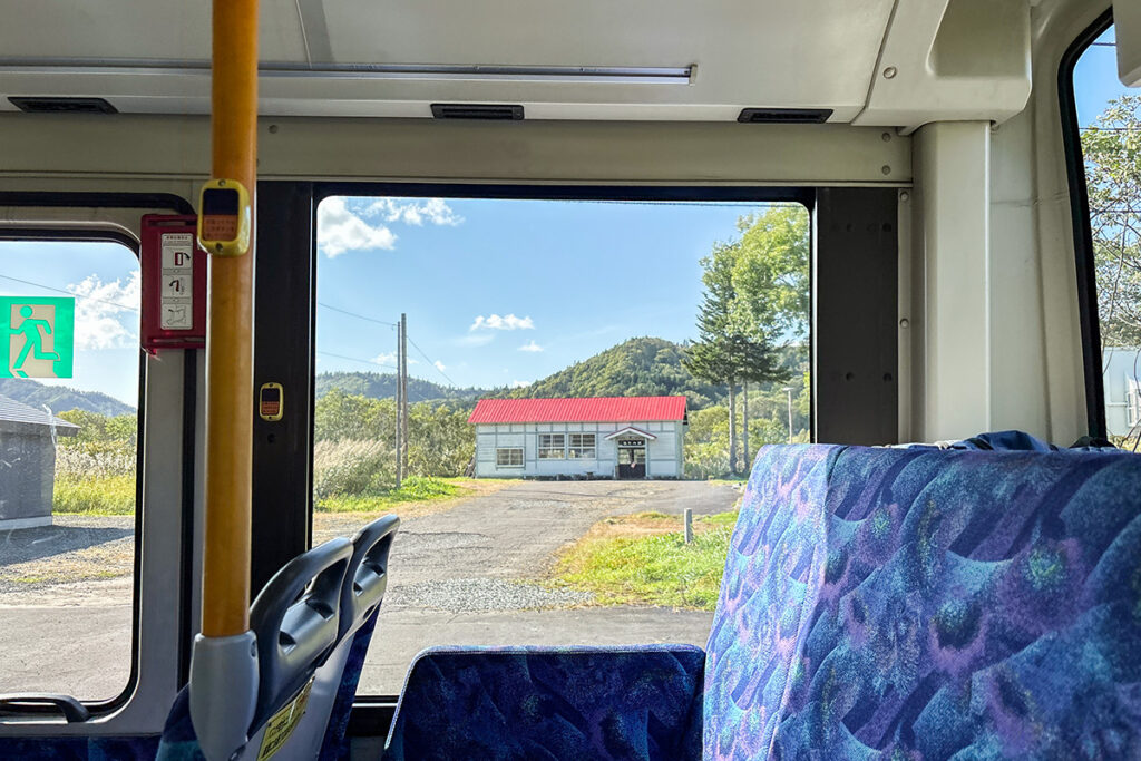 沿線には駅舎ほか鉄道時代の設備がけっこう残っている