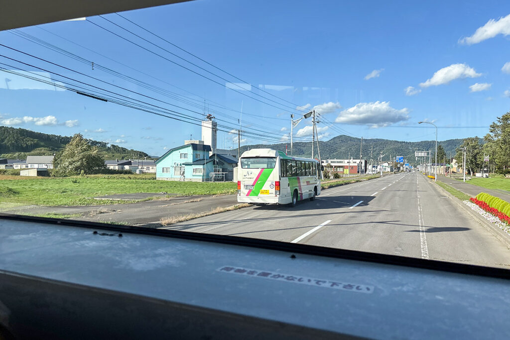 深名線のトイレ付きミドルデッカー車がすれ違って行った